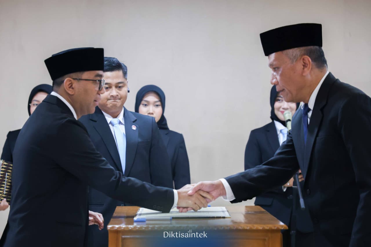 MENDIKTISAINTEK MELANTIK KEPALA LLDIKTI WILAYAH III : Dr. Henri Togar Hasiholan